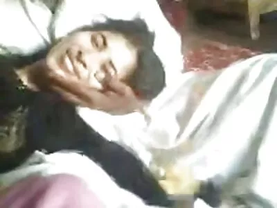 मोहक काळी पोर्न स्टार तिच्या गोरी मैत्रिणीला प्रसन्न करते