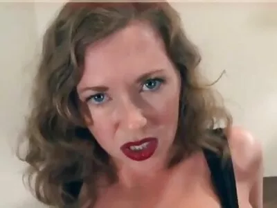सुडौल stripper मोठ्या डिक सहकारी एक खाजगी शो करते