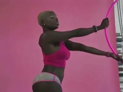 विचित्र wigs मध्ये आबनूस किशोरवयीन एकमेकांना clit चाटणे आवडते