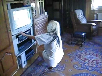 ब्लोंडला तिच्या गुडघ्यावर खाली उतरणे आणि त्याला आनंदी करणे आवडते