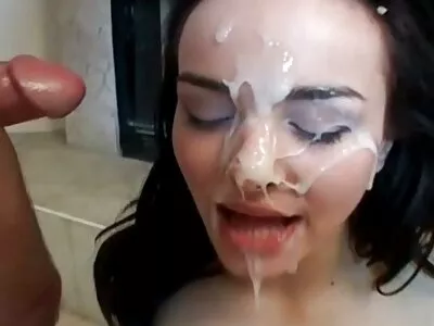 अभिजात गोरा कर्टनी टेलर स्नानगृहात दुधाला फूस लावतो