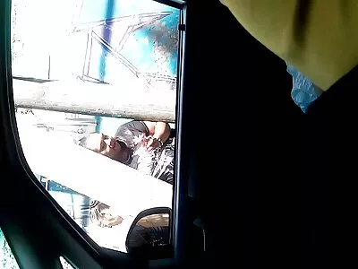 पार्लरच्या बॉसला प्रभावित करण्याच्या आशेने कडक लंडवर ब्लोंड गॅग्स