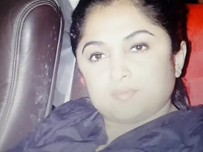 गुबगुबीत श्यामला स्वयंपाकघरात दणका देते