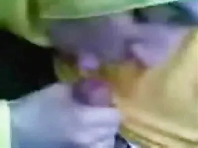 भव्य busty श्यामला बाथरूम मध्ये खाली dicked आहे