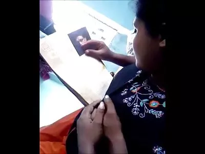 एलिझा जेन आणि सारा वांडेला एकमेकांना बोट घालत आहेत आणि पुसी खात आहेत