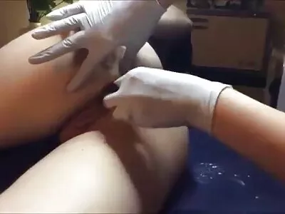 बीबीडब्ल्यू स्टारलेट नावाचे अॅलिसेफ्टरडार्क एक भयानक पेकर चालवत आहे
