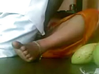 मोहक श्यामला त्या मोठ्या लंडने चोदण्यात मजा घेते