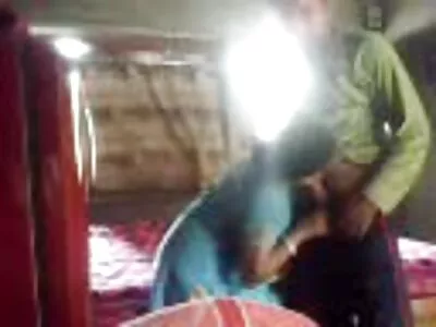 रेडहेड बस्टी कौगर बाहेर खाल्ले जाते आणि तरुण स्टड द्वारे मारले जाते