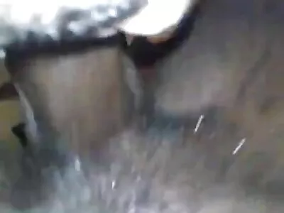 युवक एकत्रीकरणासाठी मादीच्या मागे शॉवर केबिनकडे जातो