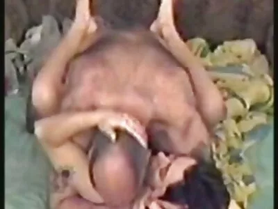 सुंदर boobies सह चॉकलेट कडक चोखण्याआधी चोखले