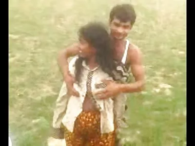 कॉक्वेट तिच्या योनीला तिच्या पलंगावर चोदण्यासाठी एका पुरुषासाठी उघडते