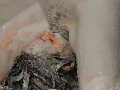 मनमोहक क्यूटी तिच्या पायांनी लंड छेडते आणि कडक गुदाचा आनंद घेते