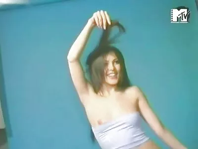 आशियाई MILF आणि busty गोरा सह सहजपणे दोन strippers मोहित