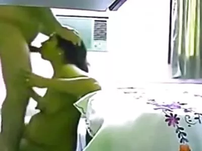 मूर्ख गोरा हा एक वेश्या आहे ज्याला डंपस्टरच्या पुढे चुंबन करायला आवडते.