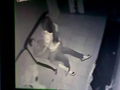 गोरा आणि काळे केस असलेली सुंदरी खाली उतरून स्वतःला चोदतात