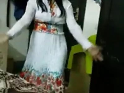 माणूस एक कार्पेट आणतो आणि कामुक एमआयएलएफ क्रिसी लिन त्याला फूस लावतो