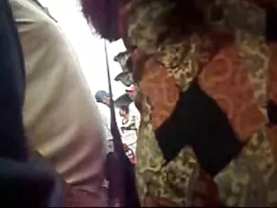 सेक्सी 18 वर्षीय आबनूस बेब मोठ्या पांढऱ्या कोंबड्यासाठी पाय पसरवते