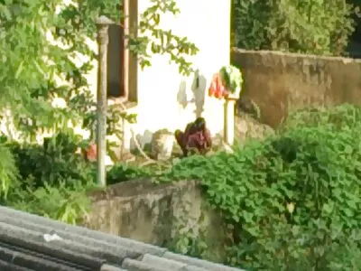 लांब पाय असलेले सुंदर किशोर तिची पुच्ची मारते आणि खाल्ले जाते