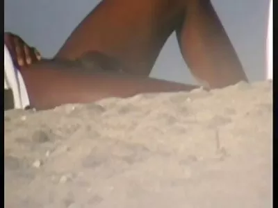 तिची नोकरी सुरक्षित ठेवण्यासाठी सर्वकाही करण्यास तयार असलेला छोटा सिटर