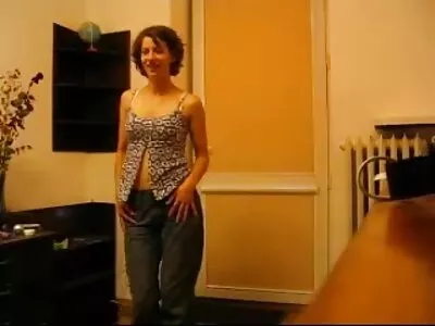 गृहस्थांना दोन MILFs च्या लैंगिक गरजा भागवाव्या लागतील