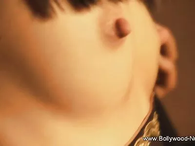 बिग बूब्ड महिला पोलीस एस्परान्झा गोमेझ तिच्या लंपट कैद्याला चोखते